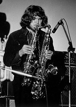 Wolfgang Grude mit zwei Saxophonen